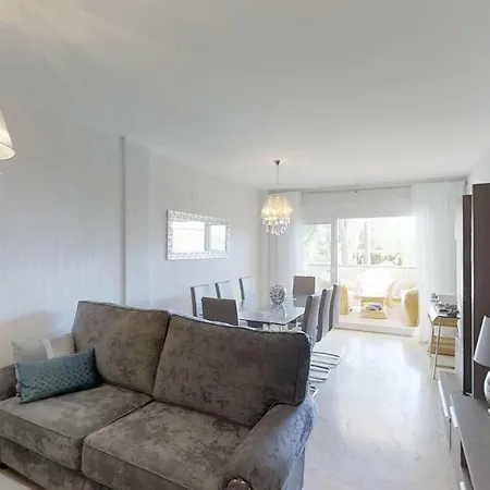 Very Family Apartment, Direct Pool Access Апартаменти Марбелья