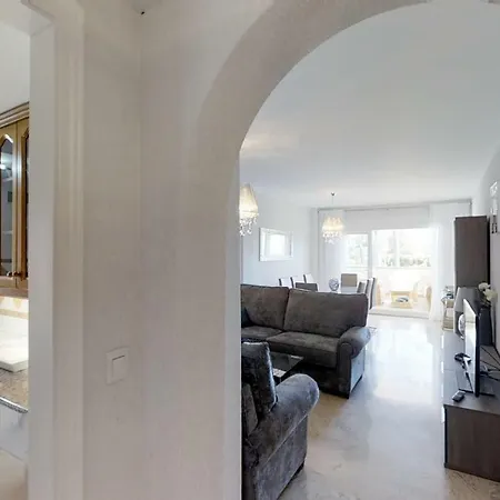Апартаменти Very Family Apartment, Direct Pool Access Марбелья