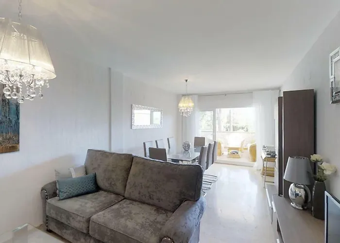 Very Family Apartment, Direct Pool Access شقة ماربيا